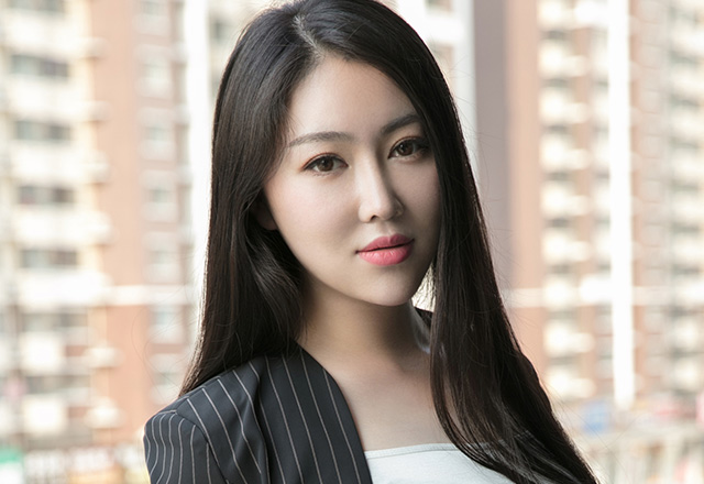 丰满性感美女馨露蜜桃臀上演透视诱惑