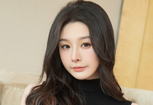 美腿模特小逗逗苗条身材明艳动人
