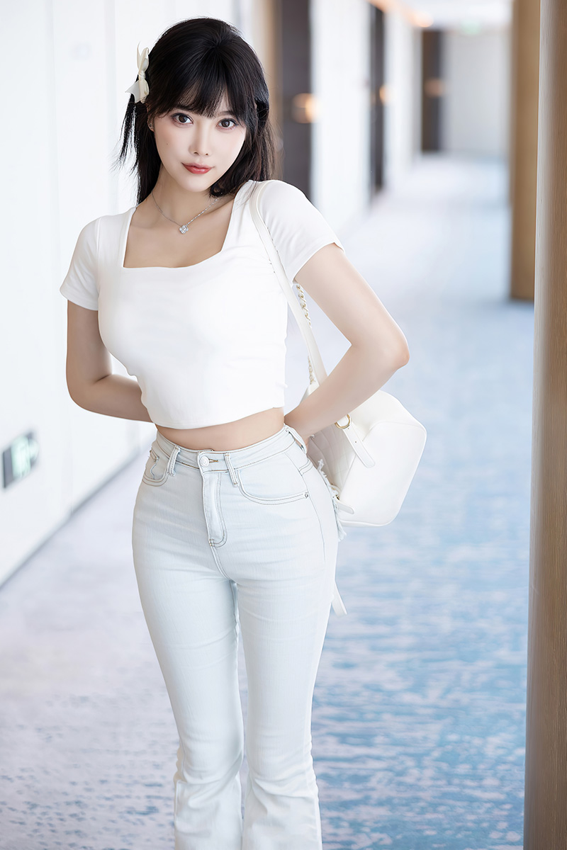 杨晨晨白色牛仔裤写真身材真是迷人