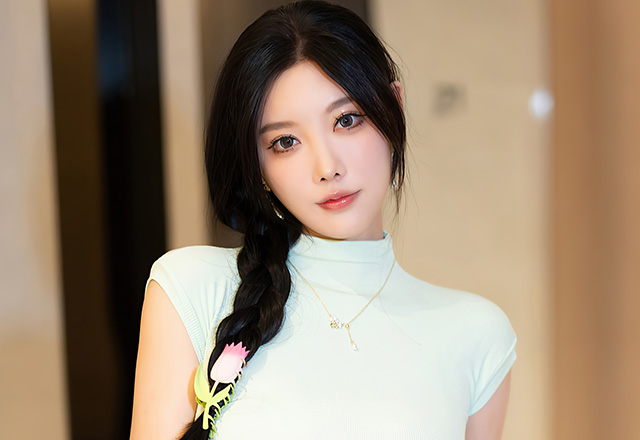 美腿女神杨晨晨黄色连衣短裙十分养眼