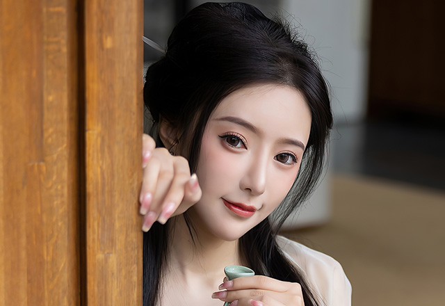 美腿妹纸王馨瑶抹胸服饰写真太撩人了