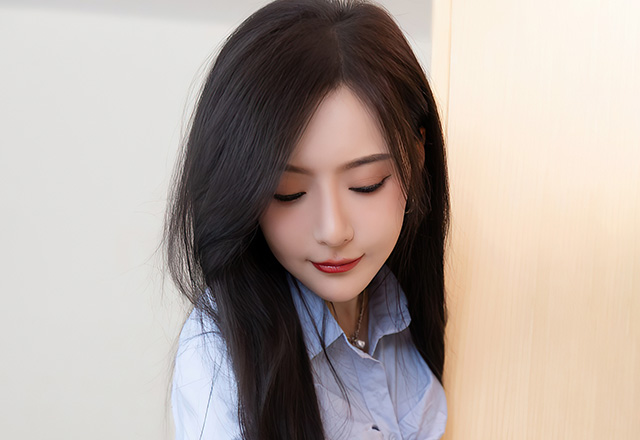 女神王馨瑶蓝色牛仔裤写真十分养眼