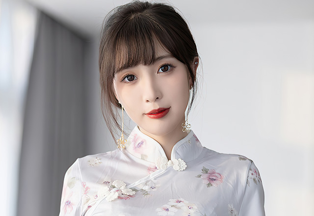 美女模特林星阑性感白色旗袍写真图