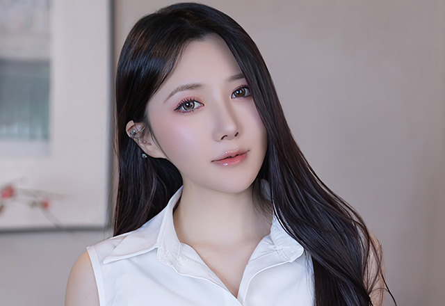 美女模特鱼子酱性感白色连衣短写真图