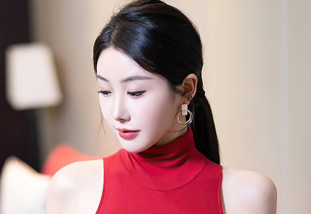 靓丽模特苏苏阿红色露肩连衣短裙写真