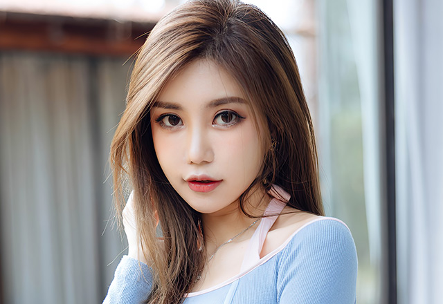 性感女神绮里嘉淡蓝色衣裙写真图片