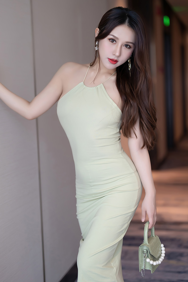 御姐徐安安绿色长裙勾勒出完美身姿