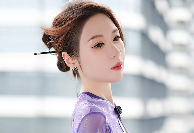 苗条美女梦心玥性感紫色连衣长裙写真