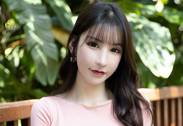美女周于希粉色主题内衣写真图片