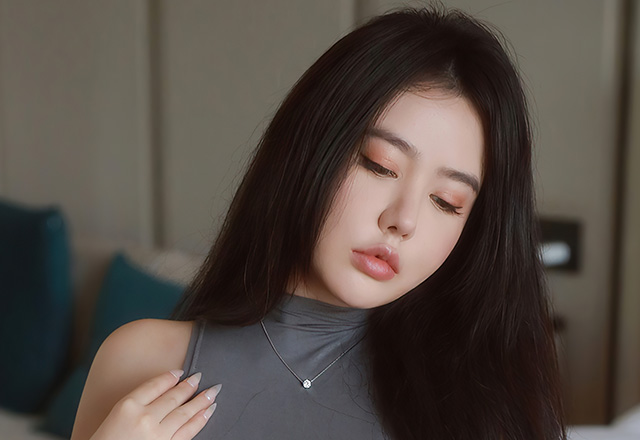 模特玛鲁娜丰满身材无可比拟的诱人