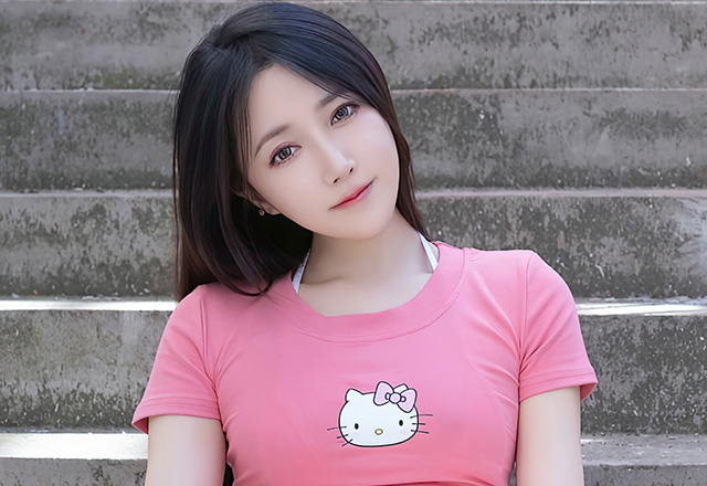 美女鱼子酱性感白色短裙写真明艳动人