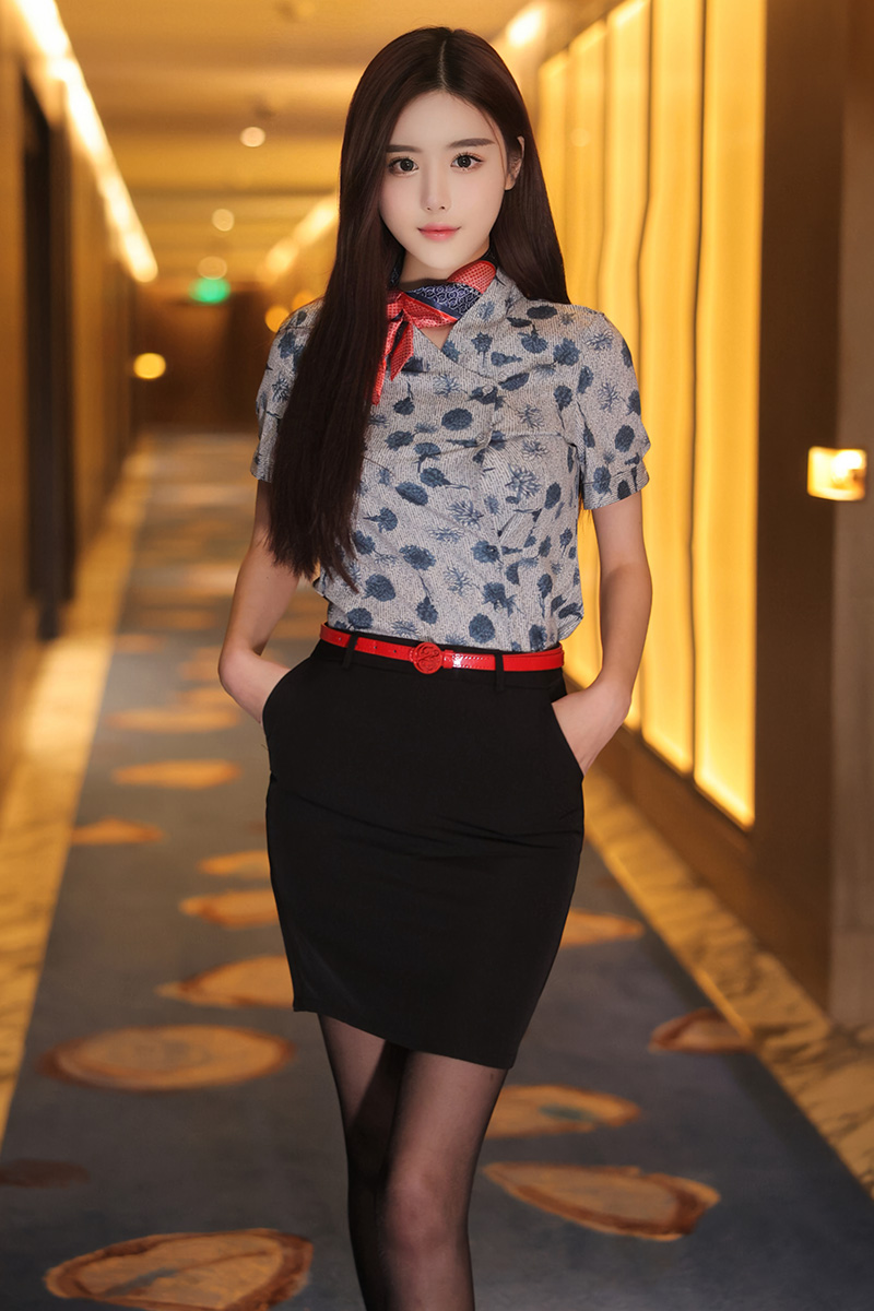 清纯美女晚苏空姐制服黑丝写真图