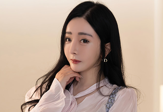 性感模特允爾一颦一眸皆带着妩媚
