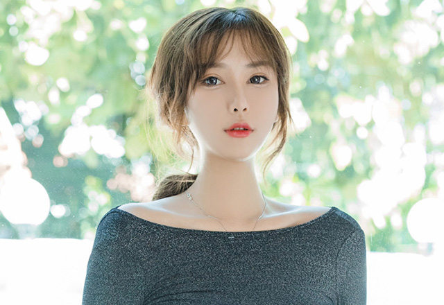 女神Lavinia凹凸别致的身材非常吸引人