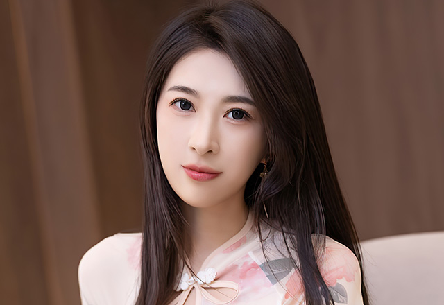 苗条模特林乐一性感米色旗袍私房秀