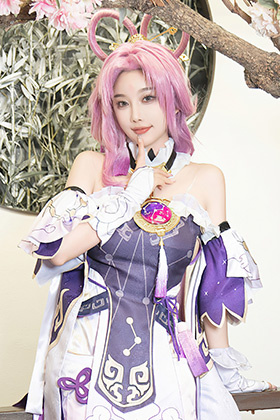 性感女神杨晨晨紫色Cosplay装扮美图