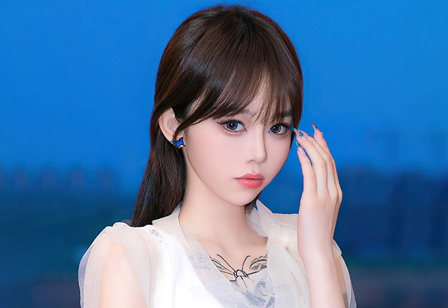 身姿苗条的美女奶瓶丝袜美腿极致动人