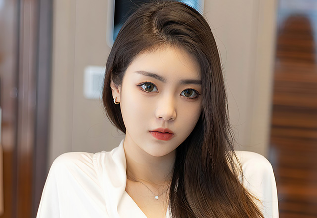 精致美女可乐原色丝袜体现出朦胧美