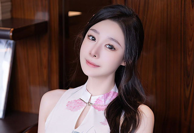 丽质美女小逗逗性感粉色连衣裙写真图