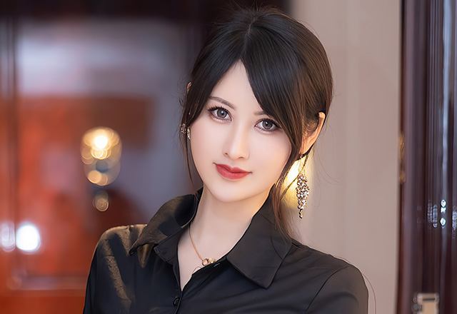 性感OL装模特诗诗惹火身材动人呈现