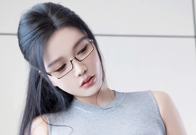 性感妹子娜比完美的身材让人沉醉