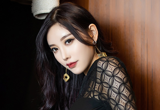 性感女神杨晨晨牛仔裤美腿私房写真