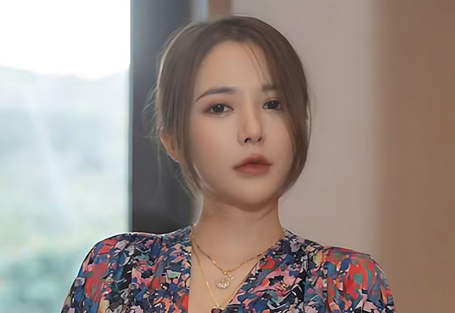 美女鱼子酱红色吊带裙尽显动人身段
