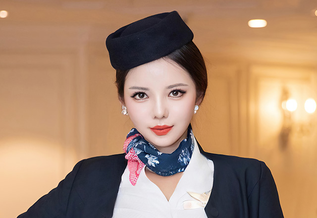 丰润俏丽的大美妞儿空姐制服写真图
