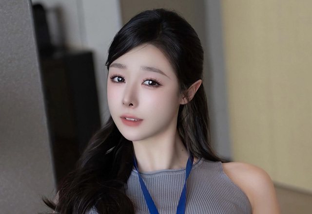 美女模特小逗逗灰色OL职员装写真图