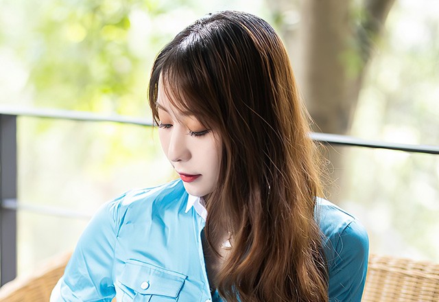 模特水水er典雅OL装扮身姿婀娜动人