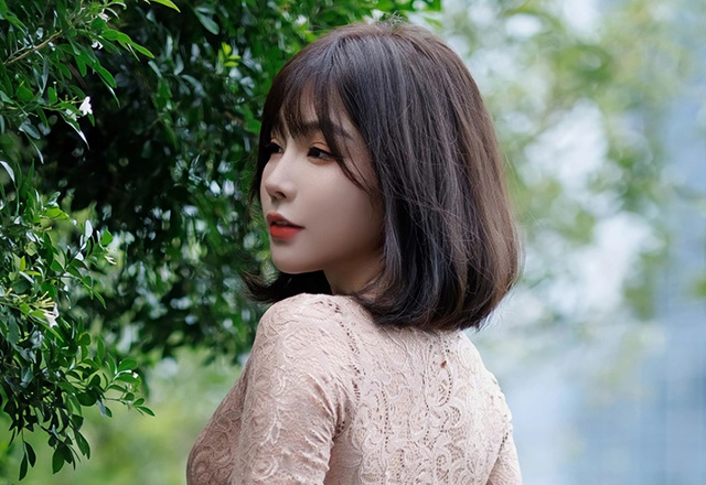妩媚女神徐莉芝浅色连衣裙写真照片