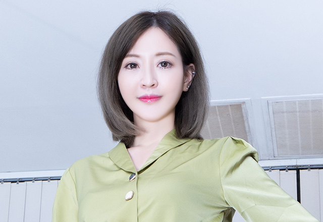 平面模特Lucy出众的身材比例十分养眼