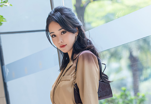 长腿气质美女蓝夏热辣身材妩媚夺目