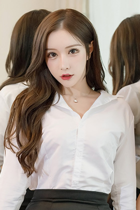 平面模特Lavinia职场秘书系列写真