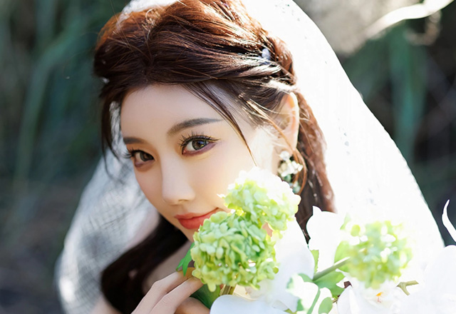 性感女神杨晨晨甜美笑容引人入胜