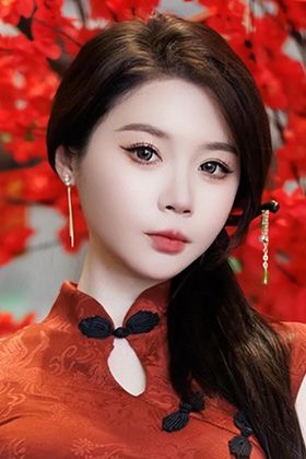 模特梦心玥红色旗袍勾勒出曼妙身姿