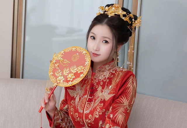 养眼模特杏子红色新娘服饰格外迷人