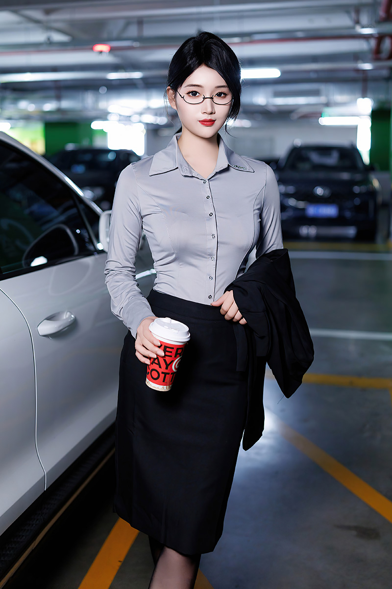 美女模特南乔OL黑色短裙写真图