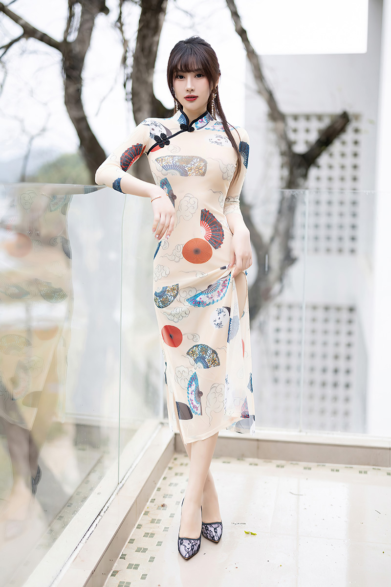 妩媚模特张欣欣性感白色旗袍写真图