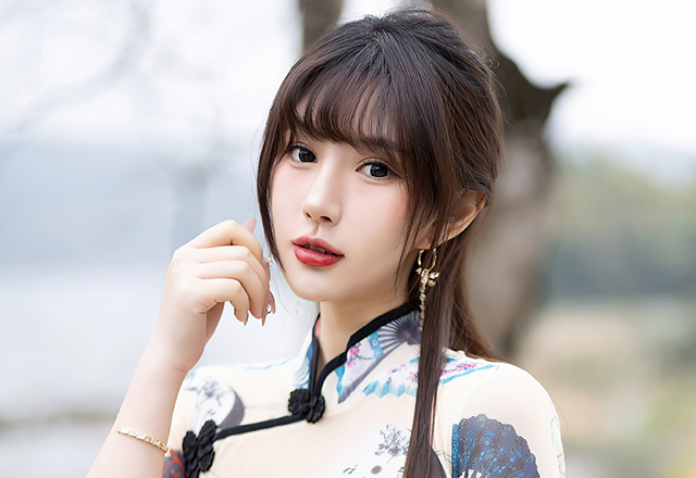 妩媚模特张欣欣性感白色旗袍写真图
