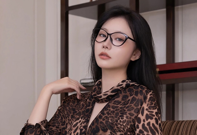 妩媚美女安然豹纹黑丝图片十足养眼