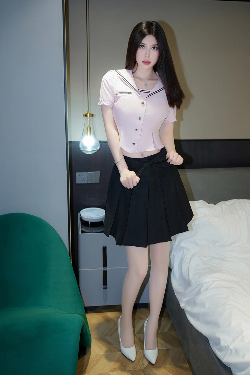 黑色短裙妹子曼柔身材还是挺不错的