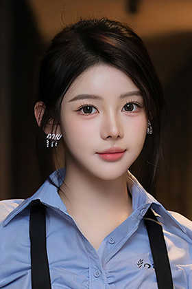 清纯可爱的妹子爱酱里黑色背带裙美照