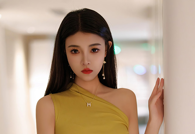 苗条妹子初梦瑶黄色连衣裙写真图