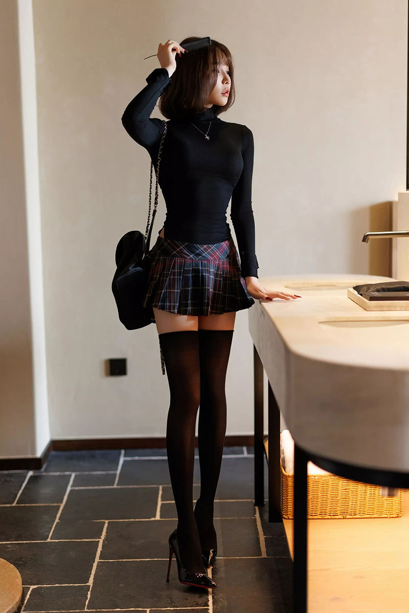 美腿女神徐莉芝蓝色格子短裙写真图