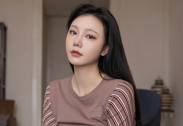 美女模特安然性感咖啡色制服写真图片