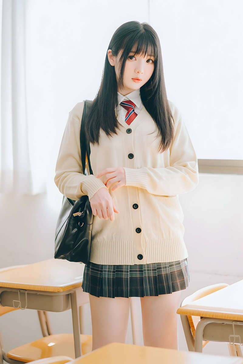 可爱美女霜月精致的颜值无可挑剔