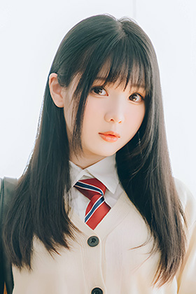 可爱美女霜月精致的颜值无可挑剔