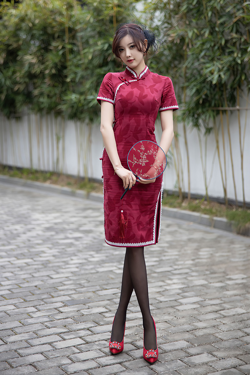 女神杨晨晨古典雅致红色旗袍写真图