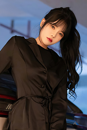 美腿模特娜比黑色服饰勾勒的别致身段